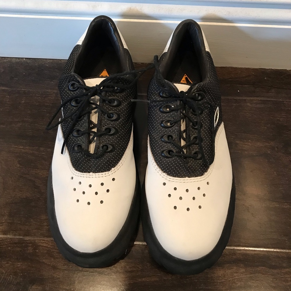 Women’s golfing shoes